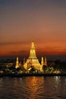 wat arun tempel in zonsondergang, tempel van dageraad in de buurt chao phraya rivier. mijlpaal en populair voor toerist attractie en reizen bestemming in Bangkok, Thailand en zuidoosten Azië concept foto