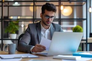 ai gegenereerd gefocust expertise, jong Latijns zakenman onderzoeken documenten Bij laptop foto