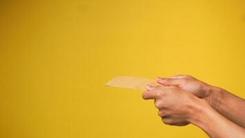 man's hand- geeft geld envelop geïsoleerd Aan roze achtergrond foto