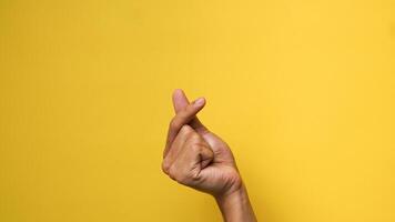 Mannen handen geven een liefde gebaar Aan een geel achtergrond foto