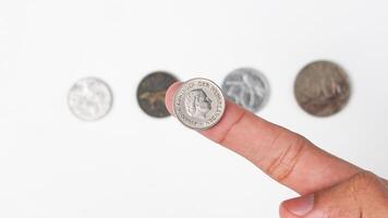 dichtbij omhoog van een cent munt bovenstaand de inhoudsopgave vinger. met een variant van Indonesisch roepia munten. foto