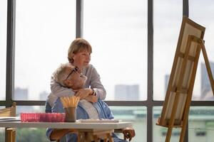 senior paar schilderij Aan een canvas in leven kamer, ouder Mens en vrouw tekening samen Aan een canvas, gelukkig pensioen concepten foto