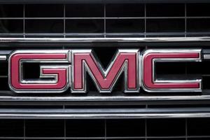new york, vs, 31 augustus 2017 - detail van de gmc-vrachtwagen op straat in new york. gmc is een divisie van de General Motors die zich voornamelijk richt op vrachtwagens en bedrijfswagens foto