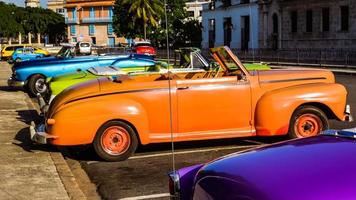havana, cuba, 1 juli 2017 - oldtimers op de straat van havana, cuba. er zijn meer dan 60.000 oldtimers in de straten van Cuba.