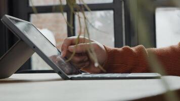 close-up van de hand van de jonge man van het Midden-Oosten en laptop op tafel, vinger raakt scherm foto