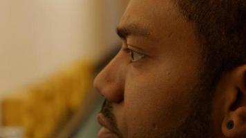 extreme close-up van zwarte man die recht vooruit kijkt, hand houdt marker dicht bij zijn gezicht foto