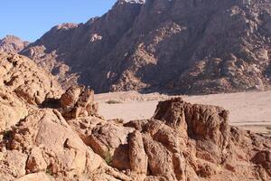 een mooi dag visie van de berg reeks aangrenzend naar spleet rots in tabuk, saudi Arabië. foto