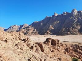 een mooi dag visie van de berg reeks aangrenzend naar spleet rots in tabuk, saudi Arabië. foto