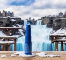 ai gegenereerd lippenstift in voorkant van Niagara valt in winter, ontario, Canada foto
