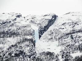 bevroren waterval en ijspegels, prachtig landschap in noorwegen. foto