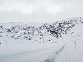 rijden door besneeuwde weg en landschap in noorwegen. foto