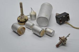radio technische onderdelen voor elektronische apparatuur op een witte achtergrond foto