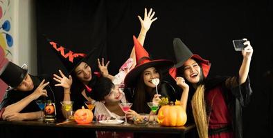 Aziatische jongeren wonen een halloweenfeest bij foto