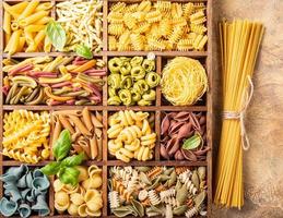 diverse kleurrijke italiaanse pasta in houten kist foto