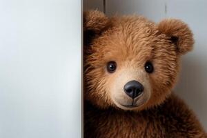 ai gegenereerd teddybeer capriolen bruin beer speels verbergt achter een wit deur foto
