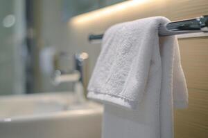 ai gegenereerd handdoek netjes hangende Aan een modern chroom houder. foto