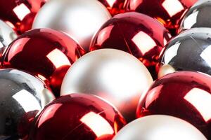 Kerstmis spiegel ballen, vol kader achtergrond van rood, zilver en wit, detailopname. foto