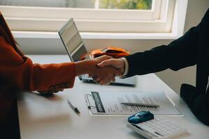 detailopname Aziatisch mannetje mensen auto verkoper of verkoop manager aanbiedingen naar verkopen een auto en legt uit en leest de voorwaarden van ondertekening een auto contract en verzekering. foto