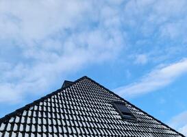 open dakraam in velux stijl met zwarte dakpannen. foto