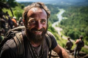 ai gegenereerd portret van een vrolijk reiziger tegen de achtergrond van natuur foto