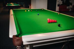 plaatsen snooker ballen Aan een groen biljart tafel foto