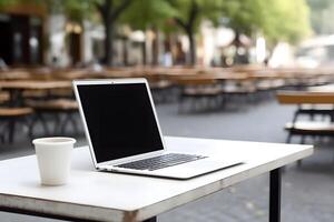 ai gegenereerd laptop computer met blanco scherm Aan tafel van openbaar cafe Bij zomer dag, neurale netwerk gegenereerd beeld foto