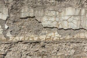 gebarsten wit beton muur onder direct zon licht vol kader achtergrond en structuur foto