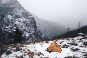 ai gegenereerd toerist tent kamp Bij sneeuw gedekt mistig hooglanden, neurale netwerk gegenereerd afbeelding foto