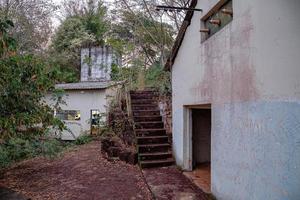 cassilandia, mato grosso do sul, brazilië, 2021 -machinekamer van een verlaten kleine waterkrachtcentrale foto