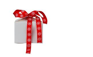 geschenk doos met rood Kerstmis boog geïsoleerd Aan wit achtergrond. geschenk, korting foto