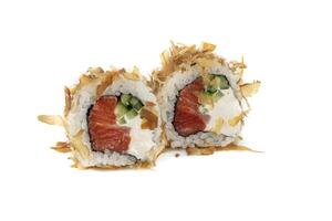 goedkoop versie van sushi broodjes Aan een wit achtergrond. Japans voedsel van rijst- en rood vis en Philadelphia kaas gerold in droog vis. foto