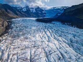 svnafellsjkull gletsjer in IJsland. top visie. skaftafell nationaal park. ijs en as van de vulkaan structuur landschap, mooi natuur ijs achtergrond van IJsland foto