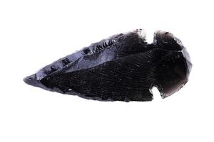 zwart obsidiaan steen pijl hoofd Aan wit achtergrond foto