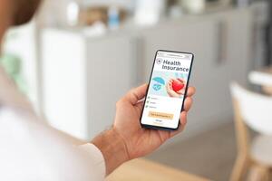Mens gebruik makend van mobiel met Gezondheid verzekering web plaats modieus registratie systeem voor gemakkelijk het formulier vulling concept foto