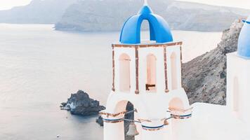 Santorini Griekenland Europa reizen vakantie spandoek. oia stad, beroemd Europese toerist bestemming drie koepels kerk panoramisch visie. horizontaal landschap banier Bijsnijden voor advertentie kopiëren ruimte. foto