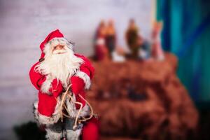 de kerstman claus net zo speelgoed- in rood pak kostuum in een pet en goudomrande bril met een blozen Aan de wangen dragen cadeaus uitverkoop, markt, realisatie in de winkel, supermarkt foto