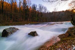 wild rivier- met Doorzichtig water in mooi Ravijn foto