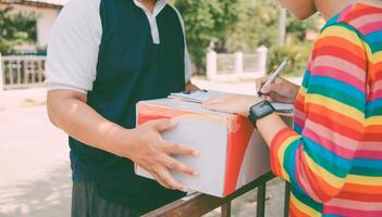 passagier van de huis bladzijde en de ontvanger van de bon - online boodschappen doen concept foto