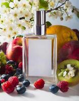 transparant parfum fles bespotten omhoog met bloemen, bessen, fruit Aan achtergrond foto