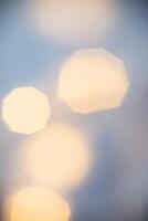 een wazig beeld van een licht lamp met een blauw lucht foto