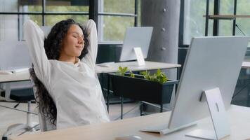 ontspannen vrouw manager nemen breken Bij werkplaats Holding handen achter hoofd resting na voltooien werk zittend Bij bureau dromen met Gesloten ogen genieten van ontspanning voelt tevredenheid door werk gedaan foto