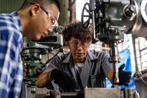 Aziatisch arbeider in productie fabriek boren Bij machine. professioneel arbeider in de buurt boren machine Aan fabriek. afwerking metaal werken intern staal oppervlakte Aan draaibank Slijper machine met vliegend vonken. foto