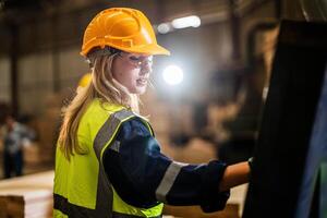 fabriek ingenieur vrouw staand vertrouwen naar controle paneel schakelaar. arbeider werken Bij zwaar machine Bij industrie fabriek. met machinerie uitrusting fabriek technologie. slim industrie arbeider werkend. foto