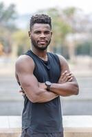 zelfverzekerd zwart sportman staand Aan straat foto