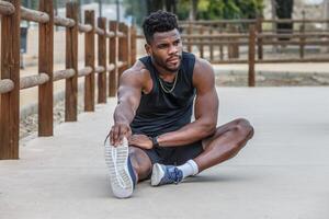 vastbesloten zwart atleet uitrekken been voordat opleiding foto