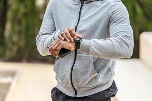 Bijsnijden zwart mannetje atleet controle hartslag Aan tracker foto