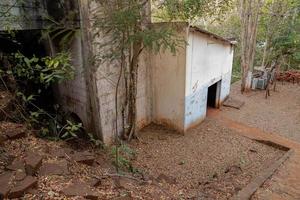 cassilandia, mato grosso do sul, brazilië, 2021 -machinekamer van een verlaten kleine waterkrachtcentrale foto