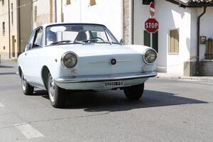 bibbiano-reggio Emilia Italië 07 15 2015 vrij rally van wijnoogst auto's in de stad- plein fiat 850 coupe foto