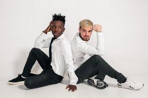 vrienden. twee jongens in wit overhemden en donker broek poseren in de studio Aan een wit achtergrond foto