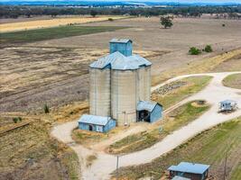 antenne visie genomen van een dar van graan silo's Bij delungra, nsw, Australië foto